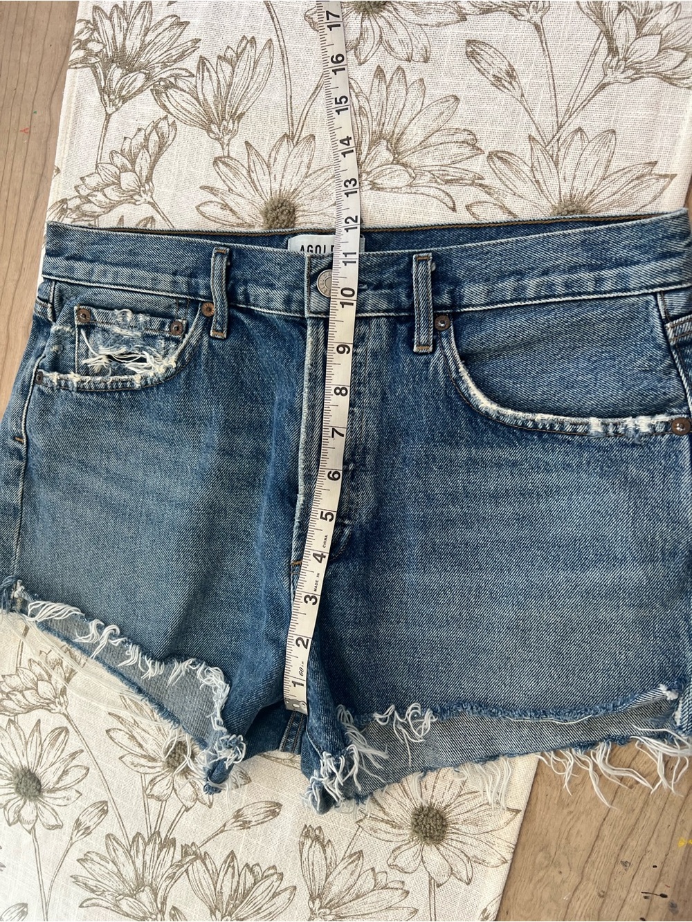 Agolde Parker Medium Blue Distressed Denim Cutoff Shorts size 28 - Picture 8 of 9